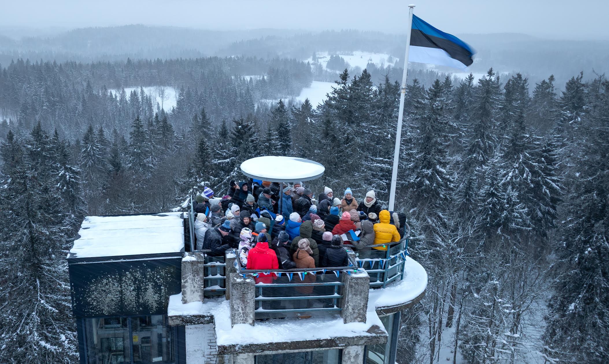 24. veebruari päikesetõus veedeti Suurel Munamäel, kus Rõuge vallavanem Britt Vahter koos noortega publiku hulgast heiskasid torni tippu sinimustvalge lipu. Esimest korda võeti viisijupp üles kohalike kooride toel. Foto: AIGAR NAGEL